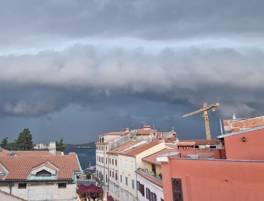 Nebo nad Pulom (Foto: čitatelj)