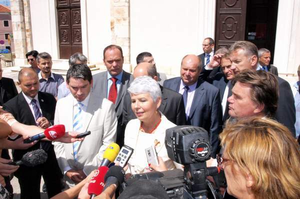 Boris Miletić, Jadranka Kosor i Ivan Jakovčić pred novinarima ispred vodnjanske crkve.