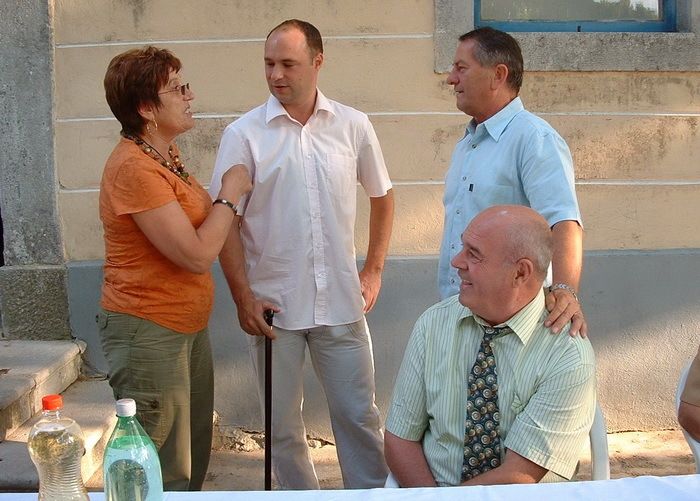 Kristijan Floričić (u sredini) s ocem Mariom (sjedi) snimljen u Pićnu   