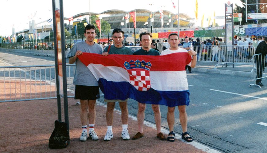 Ispred Stade Gerlanda u Lyonu 4. srpnja 1998. godine