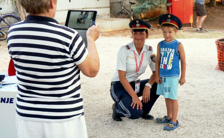 Neki su se željeli i fotografirati: Mališan i austrijska policajka