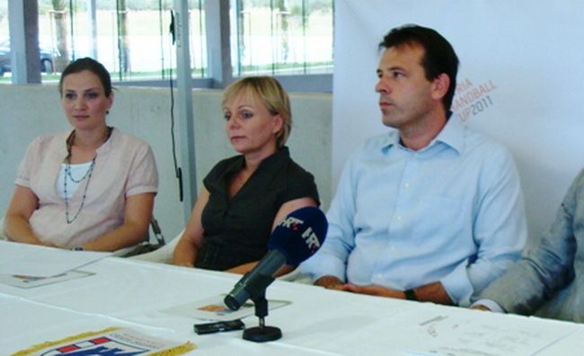 Zrinka Bokulić (u sredini) s gradonačelnikom Novigrada Anteom Milosem