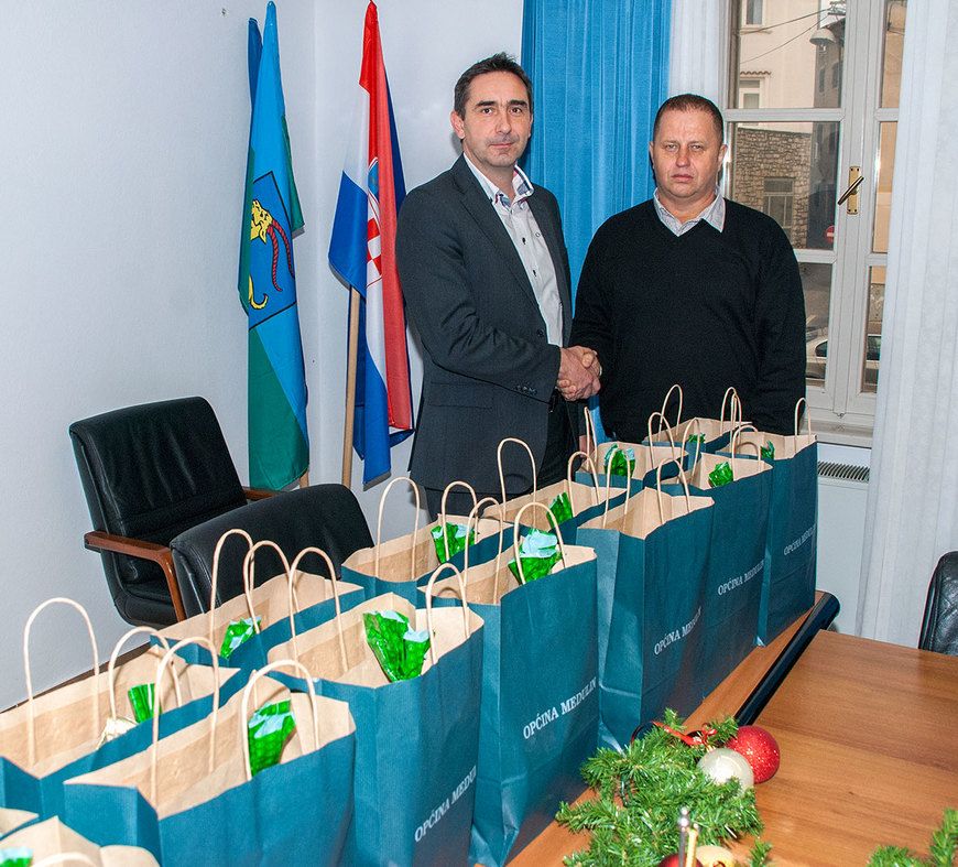 Goran Buić je Dževadu Gariboviću uručio 15 poklon paketa za svakog člana podružnice