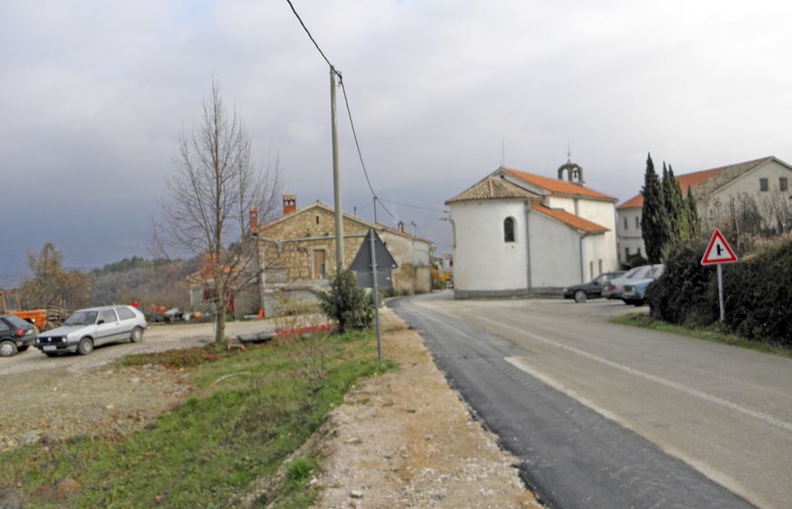 Paz i cesta koja vodi prema središtu općine (Foto: Kristian Stepčić Reisman)