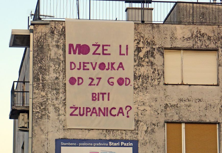 Transparent za zgradi u Pazinu