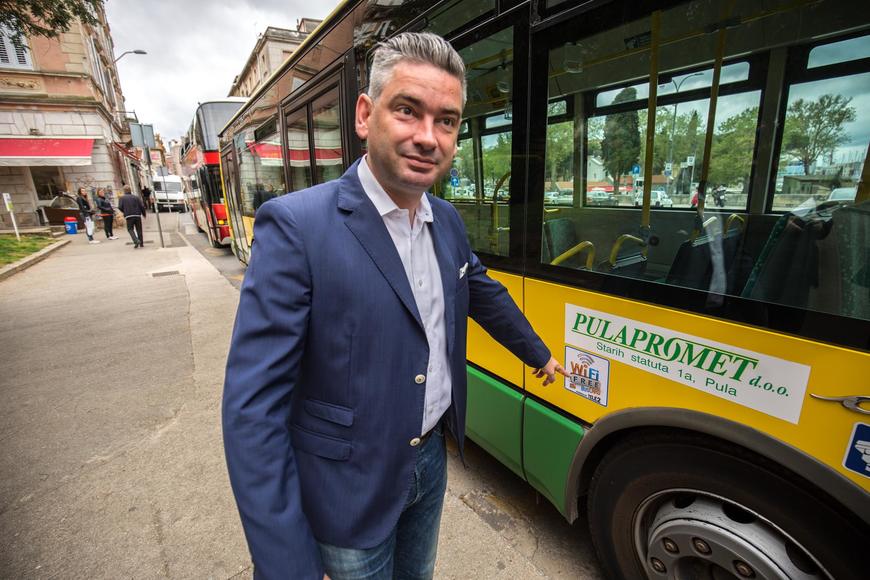 Boris Miletić pokazuje na oznaku besplatnog interenta na autobusu: Uvođenjem ove usluge želimo dodatno podići kvalitetu usluge u javnom gradskom prijevozu