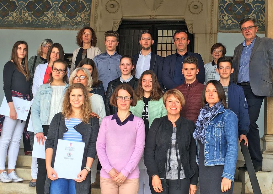 Zamjenica gradonačelnika Grada Poreča Nadia Štifanić Dobrilović s nagrađenim učenicima i mentorima