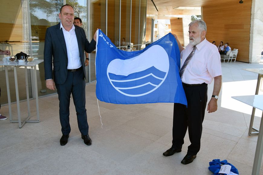Klaudio Vitasović, na slici lijevo, preuzima Plavu zastavu 