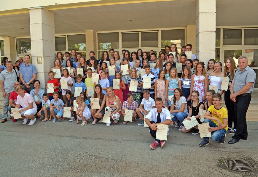 Umaški osnovnoškolci ponosno pokazuju svoja priznanja