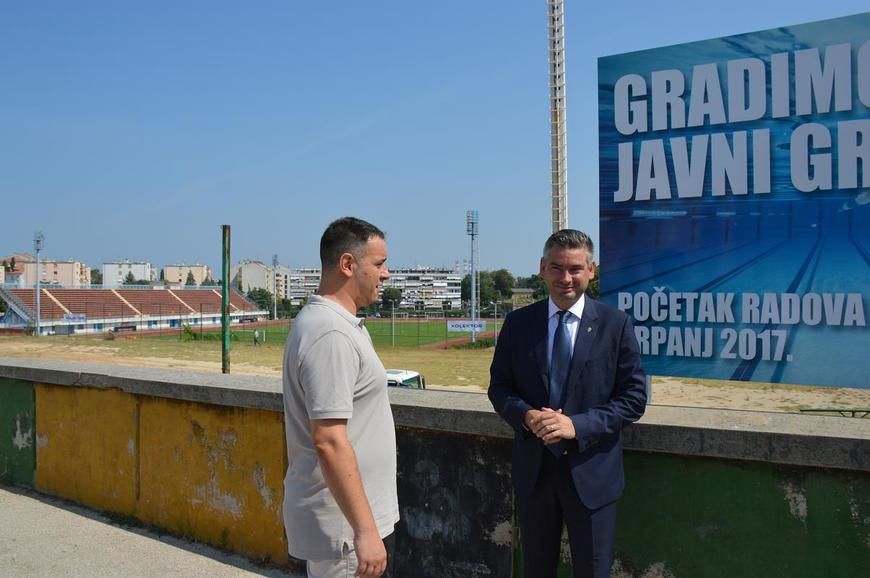 Ivan Glušac i Boris Miletić pred gradilištem bazena