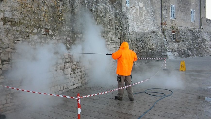 Čišćenje starogradskih zidina u Poreču
