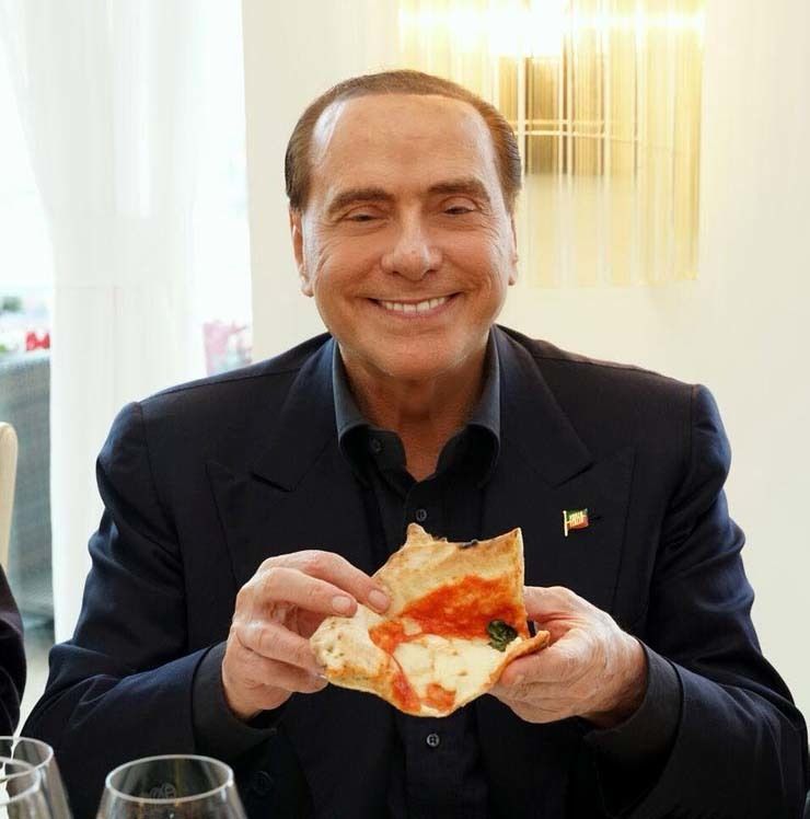 Silvio Berlusconi u Napulju uživa u pizzi (foto: Instagram)