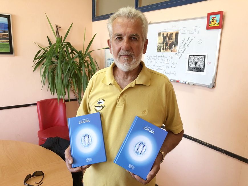 Izdavač Anton Vlačić s primjercima nove knjige dr. Antona Krajcara  
