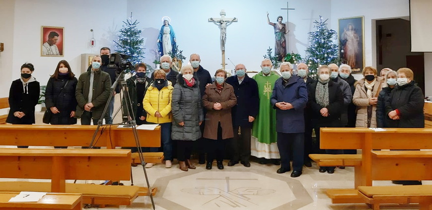 Obitelj Turčinović sa svećenicima u župnoj crkvi sv. Ivana Krstitelja (foto: Porečka i pulska biskupija)