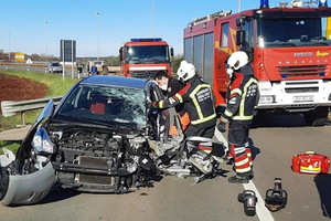 Nesreća u Petroviji: Vatrogasci morali rezati auto da bi izvukli vozača