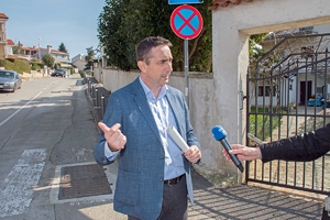 Nova regulacija prometa i stupići na pločniku u Pješčanoj Uvali