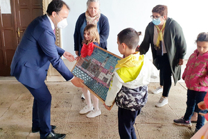 Povodom Dana grada djeca porečkom gradonačelniku uručila mozaik
