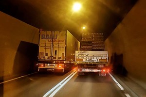 Kamion preko dvostruke pune linije pretjecao u tunelu Učka