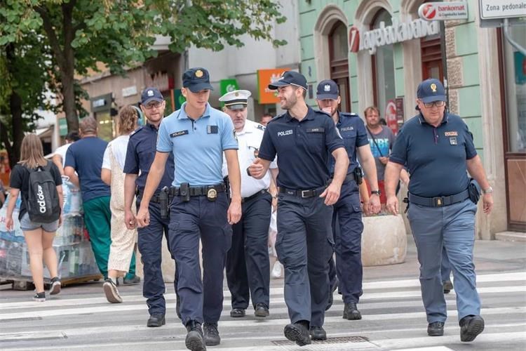 jama zaposlen Slikarstvo  Sigurna sezona: U Istru stigli strani policajci
