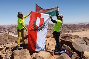 Zastava Poreča na najvišem vrhu Jordana, u planu su Kuba i Japan