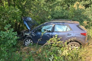 Prometna nesreća kod Umaga: auto završio u šumi pored ceste (foto)
