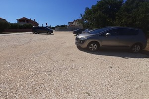 Asfaltirana cesta i uređen nasipani parking u Varvarima