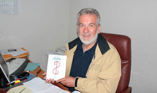 Anton Vlačić s knjigom dr. Krajcara