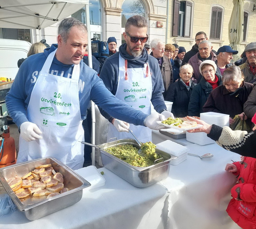 Besplatna Broskva S Varcima Za Pulske Umirovljenike Foto