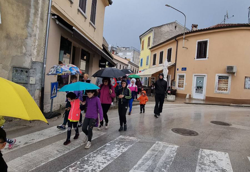 Usprkos Ki I Brojni Pazinjani Na Manifestaciji Hoditi I Zdravi Biti