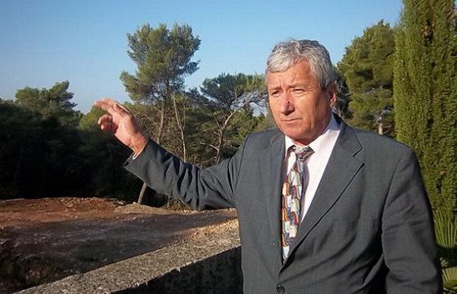 Direktor Monte Gira Darko Buršić pokazuje zapadni dio groblja, koji se proširuje