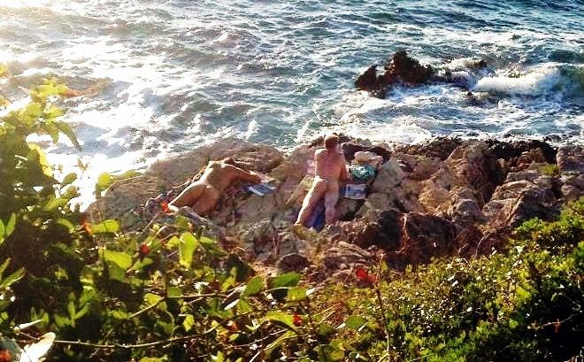 Gole muškarci na nudističkoj plaži