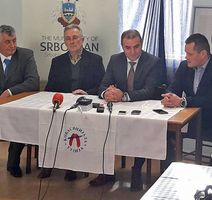 Predsjednik udruge "S klobasicom u EU" Mario Bratulić (prvi s desna) na konferenciji u Vojvodini (foto: Facebook)