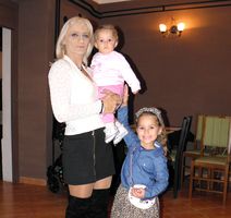 Sandra Ivančić s unučicama