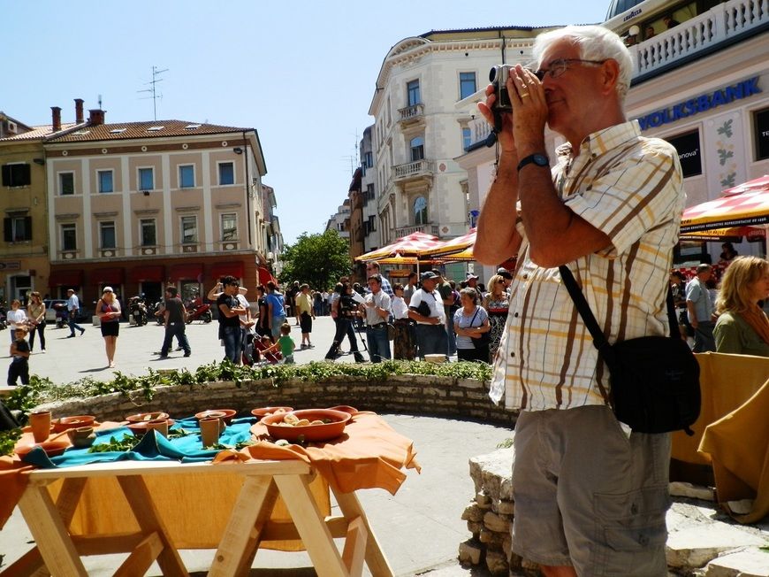 Turisti svojim kamerama i foto - aparatima nastoje zabilježiti svaku crticu iz antičkog života Pule