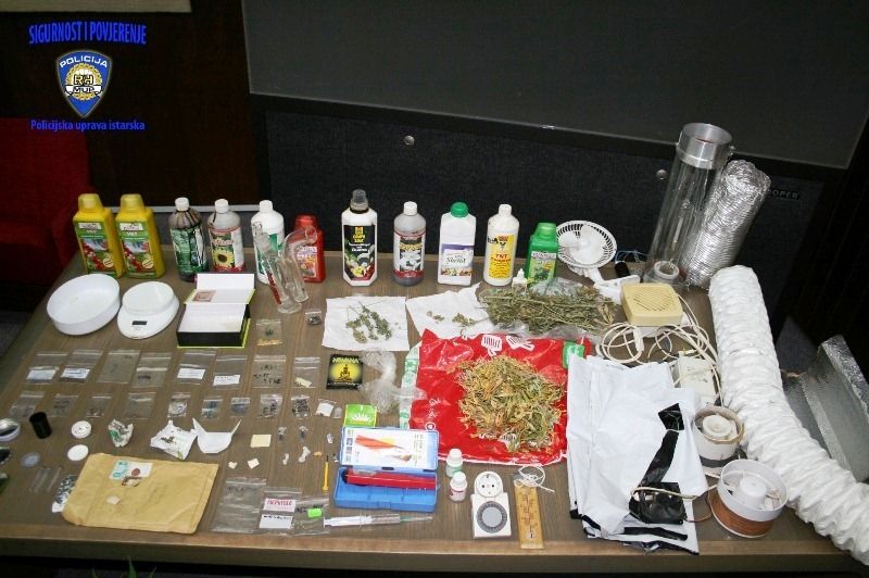 Pronađeno je 18 stabljika, sjemenke, tablete Helex, i druga oprema za uzgoj marihuane