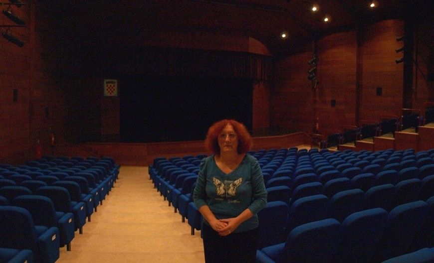 Voditeljica kulturnih djelatnosti Mirna Milanović u velikoj amfiteatralnoj dvorani Spomen doma