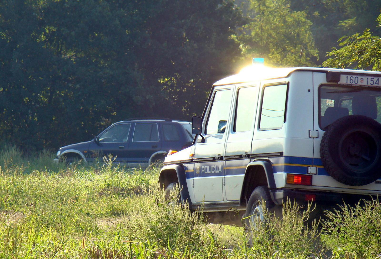 'Starci' voze automobile i pucaju puškama: sve je po zakonu!