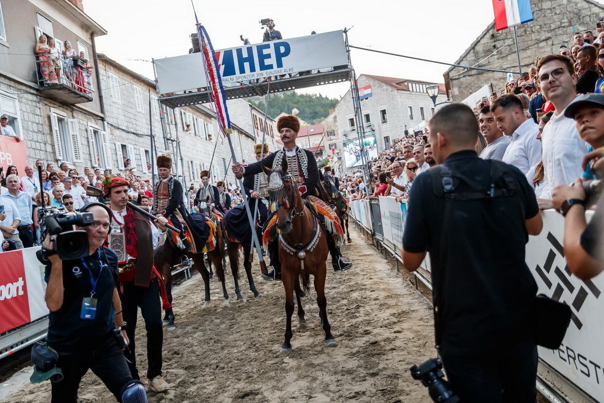 Sinjska alka, Turci, Nijemci i Srbi i 300. obljetnica Oluje