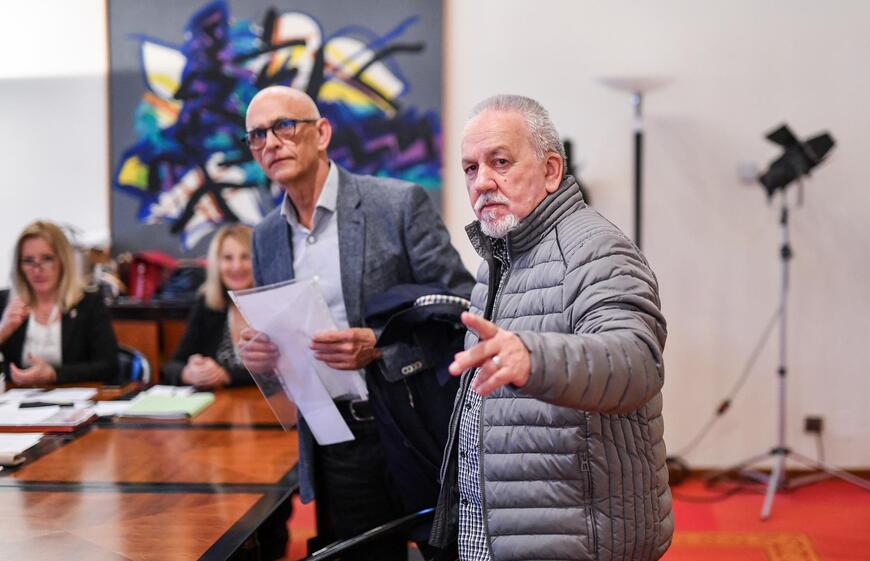 Corrado Dussich (desno) i Maurizio Zennaro (lijevo) predaju Državnom izbornom povjerenstvu kandidacijsku listu za parlamentarne izbore 2024. (Foto: Josip Regović/PIXSELL)