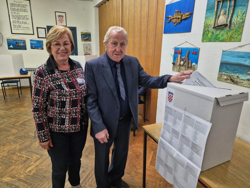 Toni Milevoj na svom biračkom mjestu u Društvenom domu Riko Milevoj u Vinežu