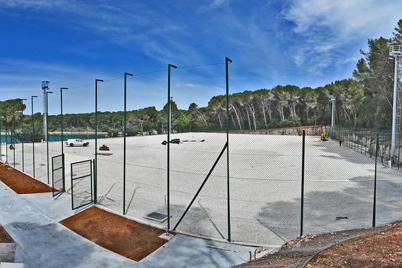 Nogometno igralište na Valkanama dobiva ogradu, uređenje pred dovršetkom (foto)