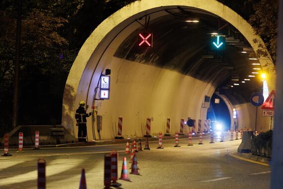 Šleperu u tunelu otpao kotač i odletio u drugo vozilo