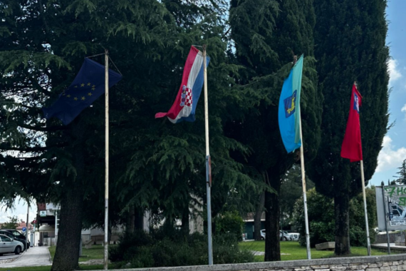 Brza reakcija Općine Žminj - postavljena je nova zastava