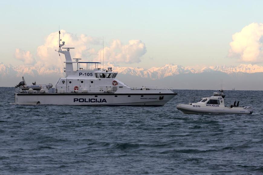 Savudrija - ribari i policija na moru uz granicu sa Slovenijom (Foto: Goran Kovačić/PIXSELL) 