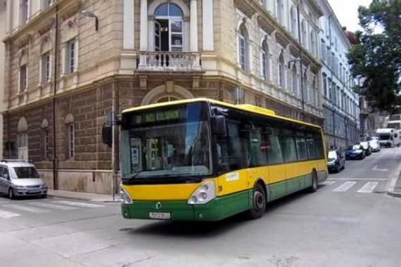 Pismo čitateljice: Što raditi u sedam minuta dok pulski gradski bus čeka kod Fine?