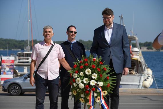 Peđa Grbin položio vijenac, dolazi i na Pula Pride