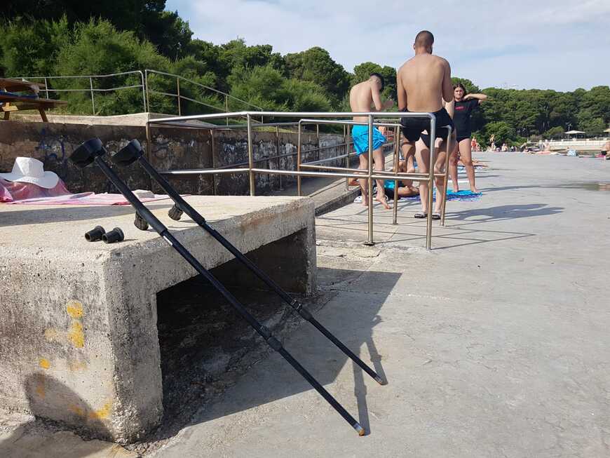 Plaža za invalide na pulskim Valkanama (Foto: Mirjana Vermezović Ivanović)