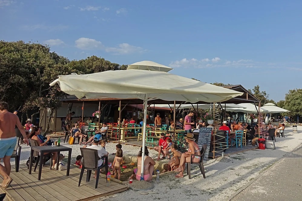 Beach bar Casteliera u Barbarigi (Foto: Castelier Vodnjan-Dignano)