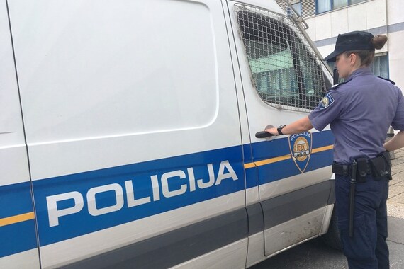 Divljao u kafiću, prijetio smrću ženi i policiji. Strpali ga u zatvor 