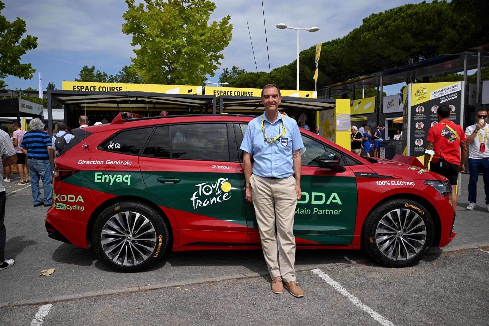 Bruno Valčić ispred sudačkog vozila na Tour de Franceu